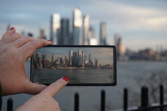 Tech Giants Envision Future Beyond Smartphones